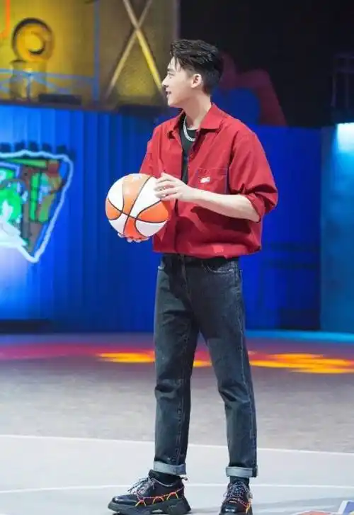 原创李易峰身高181cm结果在职业篮球选手面前他就是个弟弟