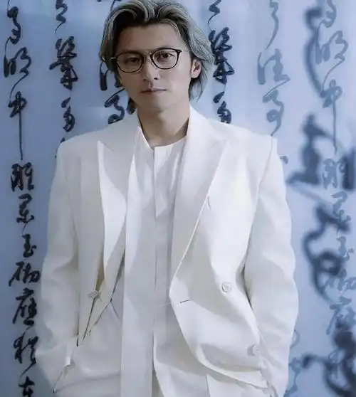 这副眼镜与满头白发的造型搭配,简直帅气逼人,令人赞叹不已.