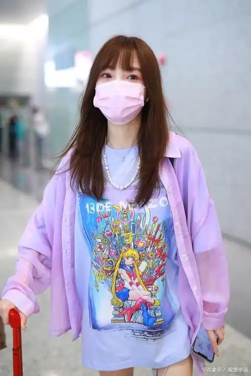 李小璐独自现身机场,休闲的打扮显得美丽依旧