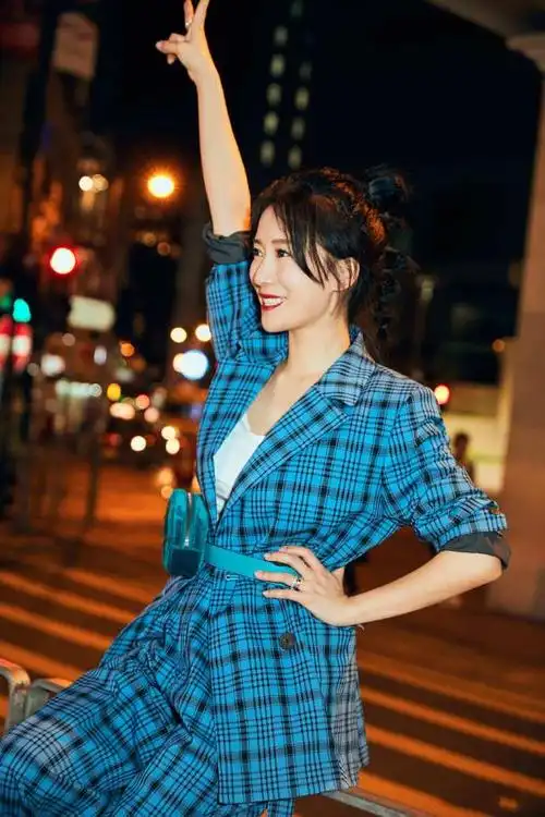 李念穿西装街拍,一扫二嫂子的现实,扎葫芦辫仿佛看到佛系的海藻