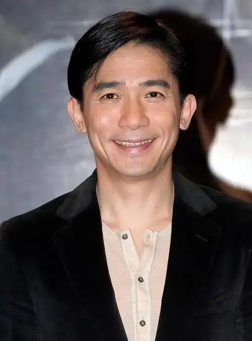 62岁"电眼男神"梁朝伟,白发不染不要孩子,活成自己想要的样子