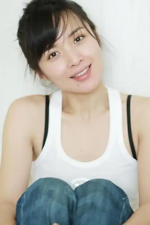 为何老干部靳东会爱上二婚李佳,看完她照片就懂了