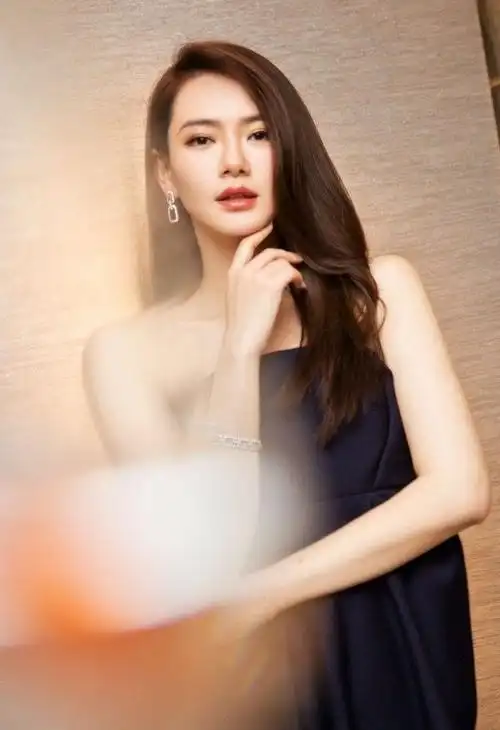 戚薇一袭撞色抹胸长裙披肩长发,这样的戚薇太女人不习惯