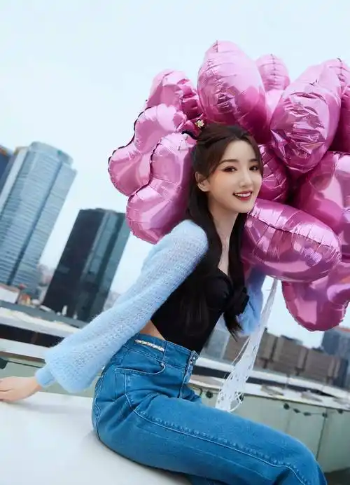 毛晓彤黑色吊带装优雅写真