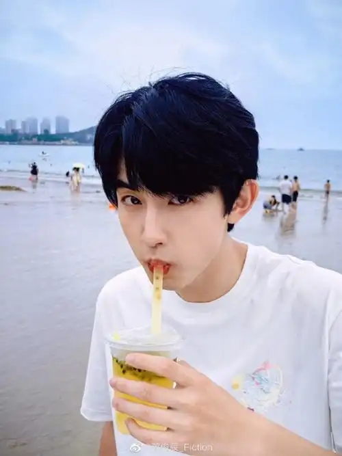 郭俊辰海边白t随拍