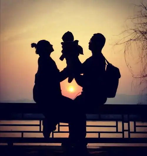 晚霞中温馨的一家三口