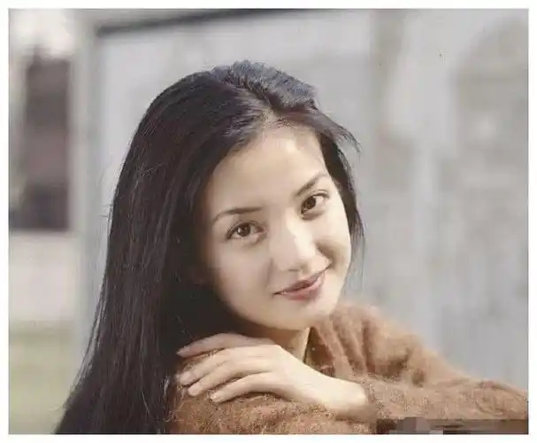 赵薇在大学校园时旧照,清纯模样像一张白纸,素颜同样超美