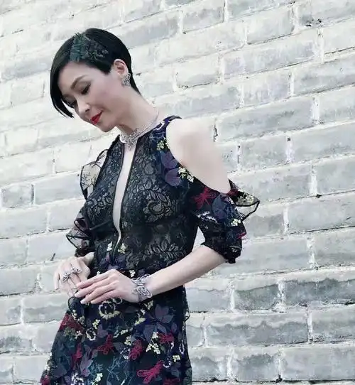 伍咏薇剪了沙宣头短发,穿挖肩款连衣裙高调亮相,50岁身材太出众