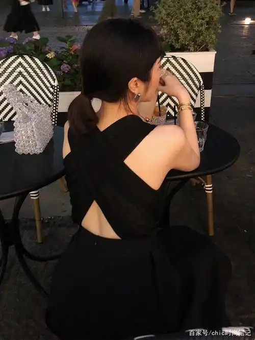 辛芷蕾挂脖小黑裙,表面普通,后背却惊艳温柔