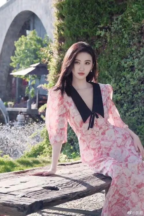 "照片中的景甜恬静淡雅,氧气感十足.