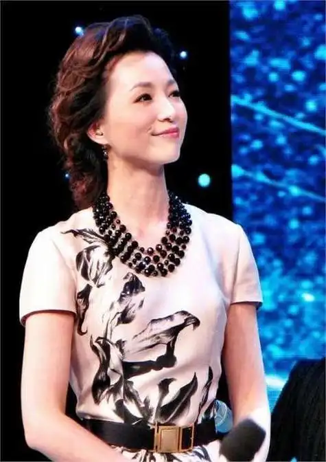 50岁董卿雍和宫烧香,打扮中性眼神疲惫,头顶发量稀疏疑秃一块儿