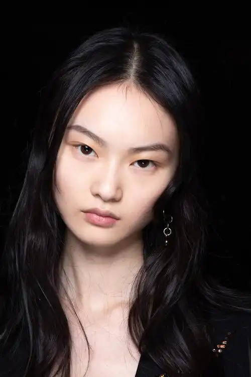 一直被冠以"下一个刘雯"or"刘雯接班人"的头衔,她的长相清冷秀气,没有