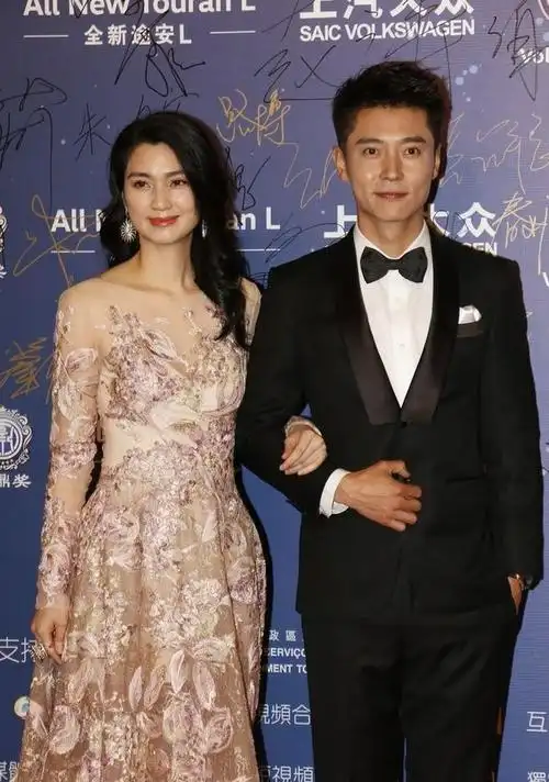 无滤镜的洪欣和老公同框似两代人但优雅不减