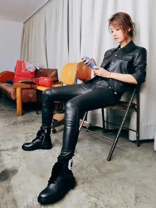 林心如绿洲晒黑色皮衣look气场足姐今天有点忙