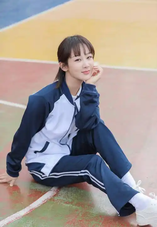原创杨紫穿中学校服打篮球空气刘海清新减龄28岁美成18