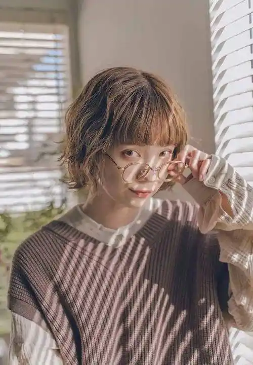 最适合15岁左右的圆脸女生发型,这8种很不错,百变时尚有个性_层次感