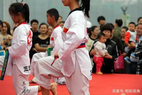 光脚练跆拳道的孩子,台上表演的像模像样,教练是世界冠军!