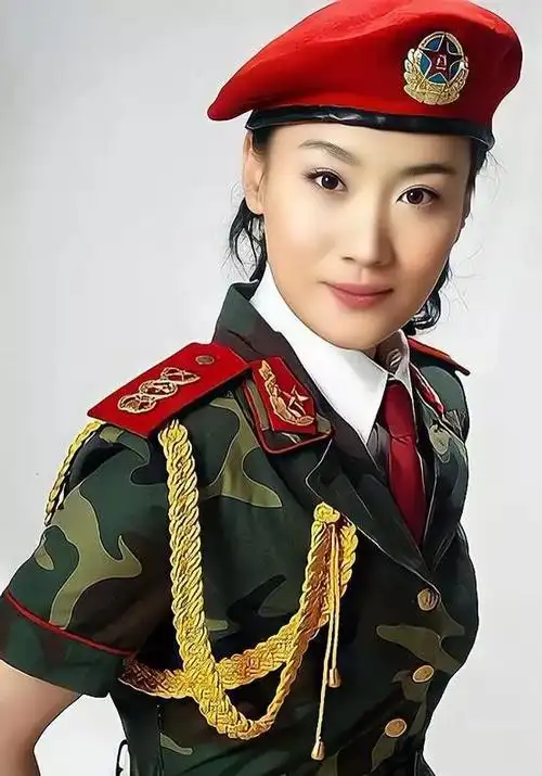 谭晶军装照