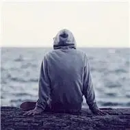 海边背影男生头像