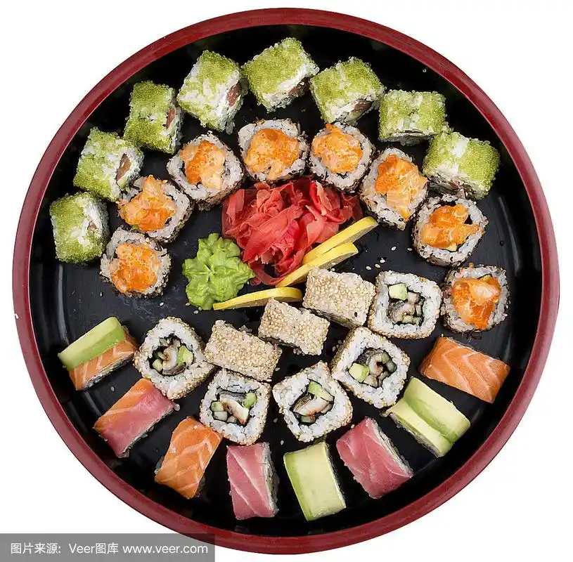 寿司集手握寿司,卷和生鱼片在传统的日本黑色寿司圆盘子.在白色背景