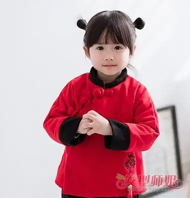 女大童新年齐刘海双丸子头发型