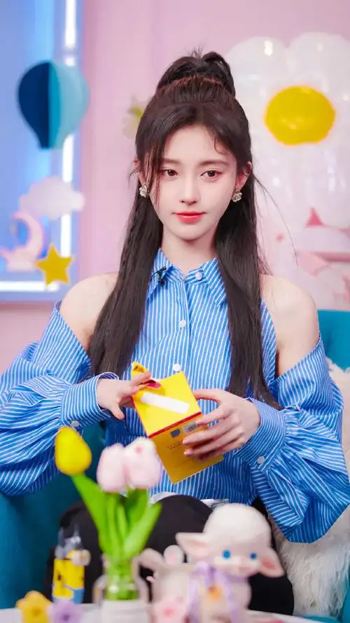 鞠婧祎比心三连拍