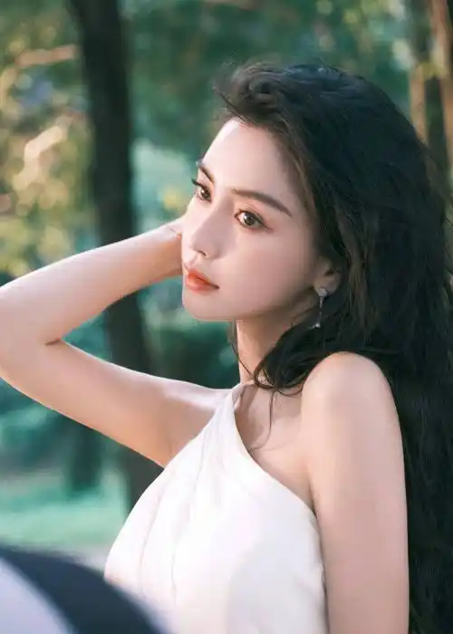 baby杨颖穿挂脖长裙大秀美背漫步绿野似林间精灵