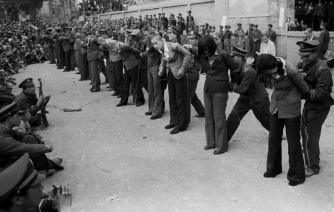 80年代严打期间照片,图位站在宣判台前的犯罪分子,他们有男有女,不过