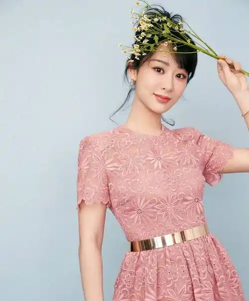 原创童星杨紫跻身一线粉色连衣裙穿出少女感肤白貌美大长腿