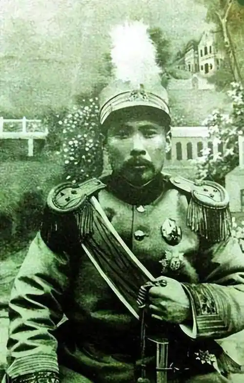 段祺瑞深夜失眠散步,花园"偶遇"三姨太,不久将两位姨太都送走