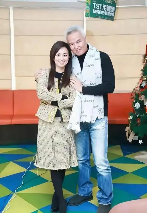 50岁张庭随老公亮相穿小香风裙气质干练林瑞阳贴身倚靠秀恩爱