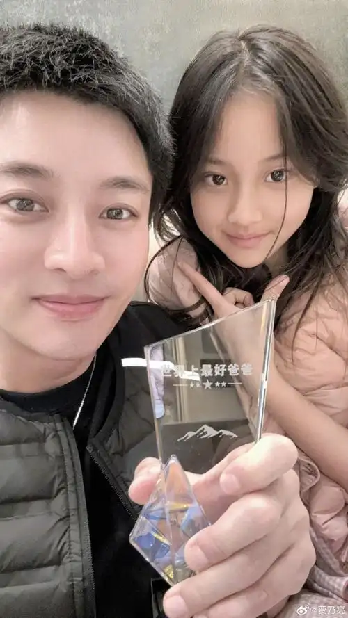 甜馨送奖杯为贾乃亮庆生,贴脸合影超幸福,越来越像李小璐有气质_腾讯