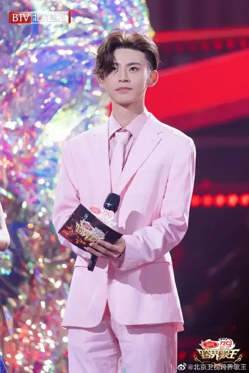 《跨界歌王》剧照,一身浅粉色西装清新可爱,期待小鬼明晚的舞台