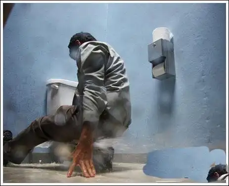 倒霉男人惨死于厕所内的全过程(组图)