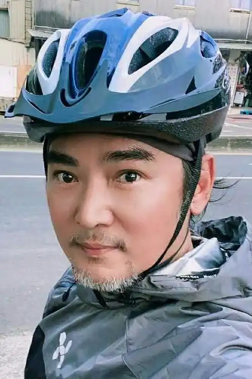 可大多数人的关注点都在焦恩俊的脸上,他脸部圆润发福,不像年轻时眉宇