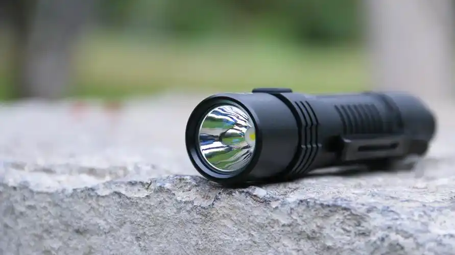 迈极炫mod20b便携式手电战术点亮不惧黑暗