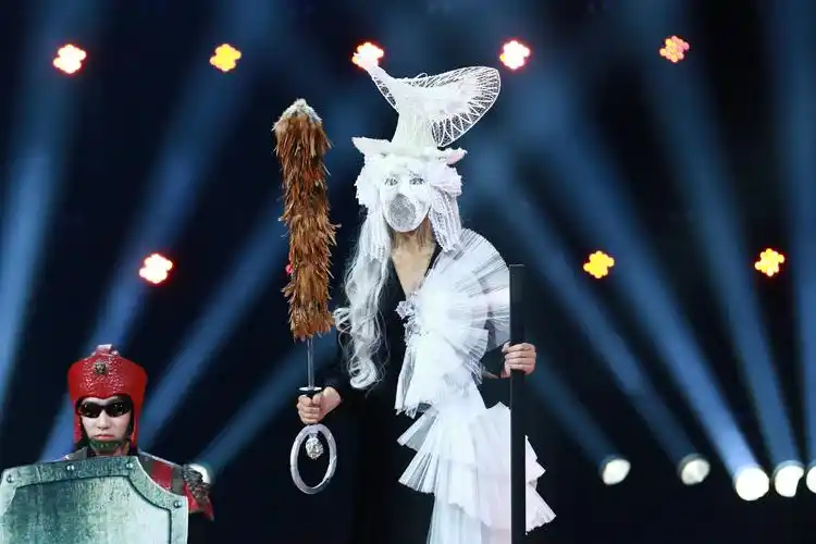 《蒙面唱将猜猜猜》全能雅典娜是陈明 猜评团线索强大