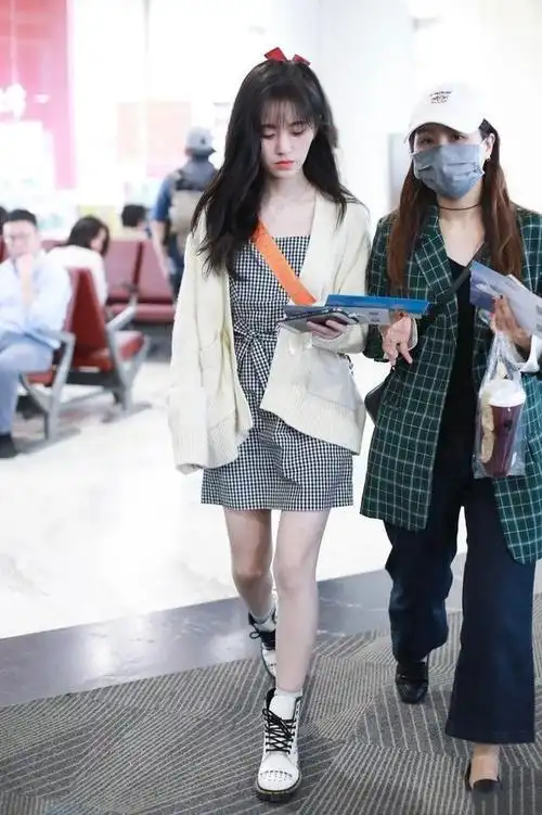 鞠婧祎穿格纹裙搭配针织开衫展现甜美风造型太吸睛了