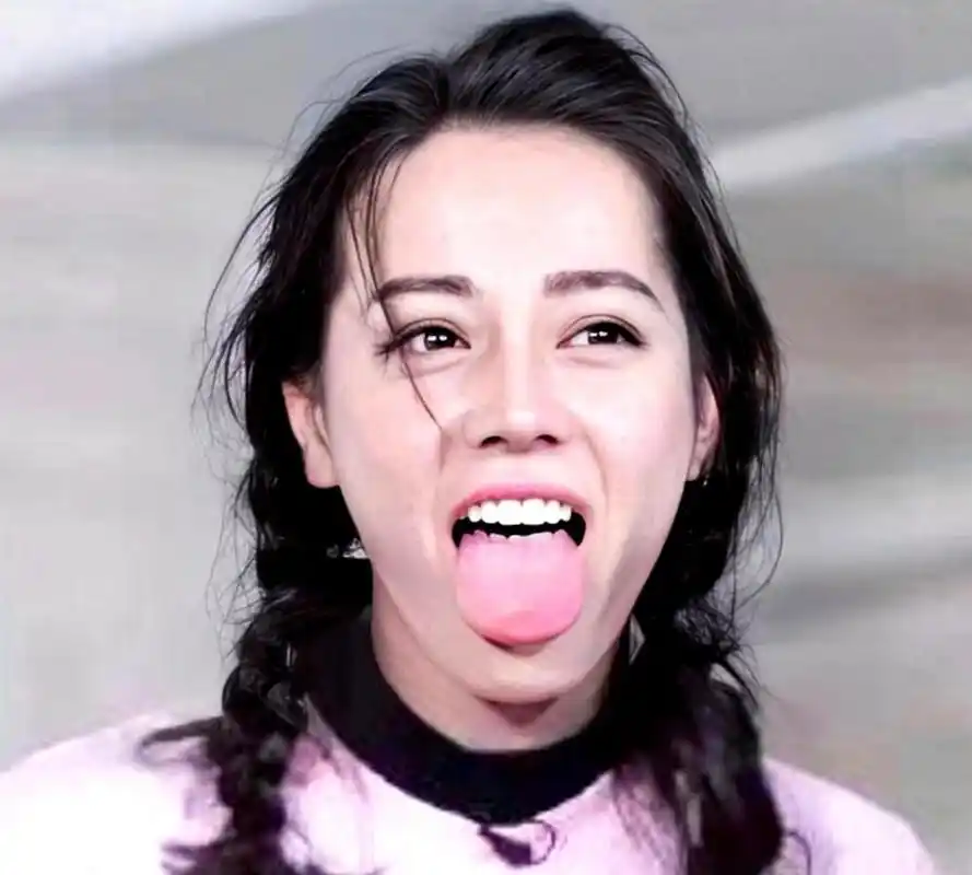 迪丽热巴俏皮可爱,经常吐舌头.