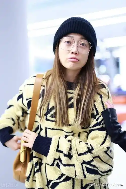 容祖儿身穿毛绒卫衣搭黑色修身长裤素颜也可爱_机场