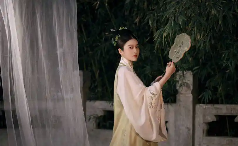 《古韵新声》张雪迎古装造型端庄静雅,充满着古典气质_一身_五官_大气