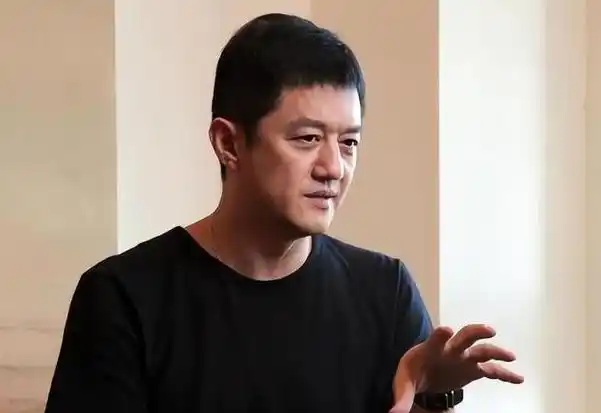 李亚鹏夫妇带李嫣聚餐手挽手好开心李亚鹏是人生大赢家