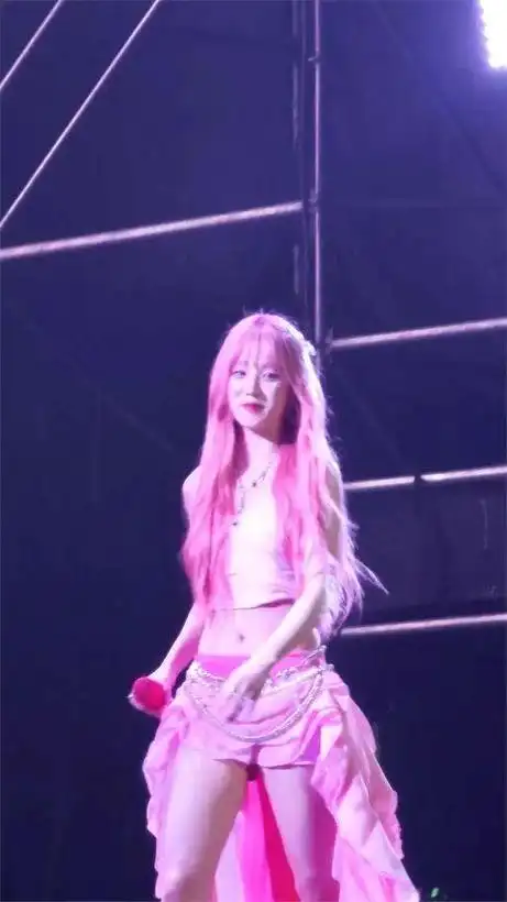 宋雨琦身上充满了肉感,她身材健美,凹凸有致,虽然身高不是很高,但她的