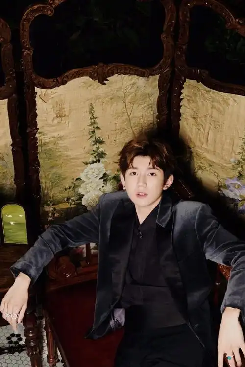 王源身着 pomellato 黑丝绒西服加身 妥妥的矜贵王子