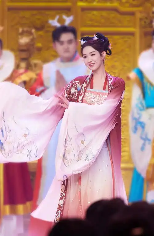 王玉雯龙年小龙女造型