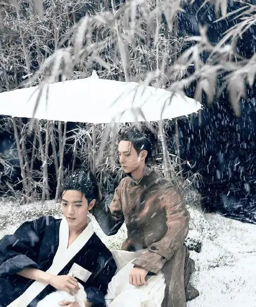 王一博五官比较正,个性感相对没有那么强,但也很有自己的特色,搭一身