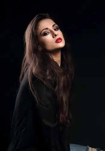 黑色背景上的性感美女