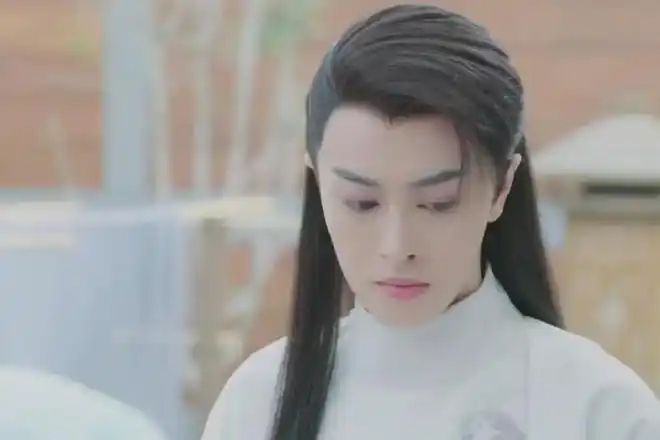 邢恩女扮男装惊艳撑场,比主角更出彩