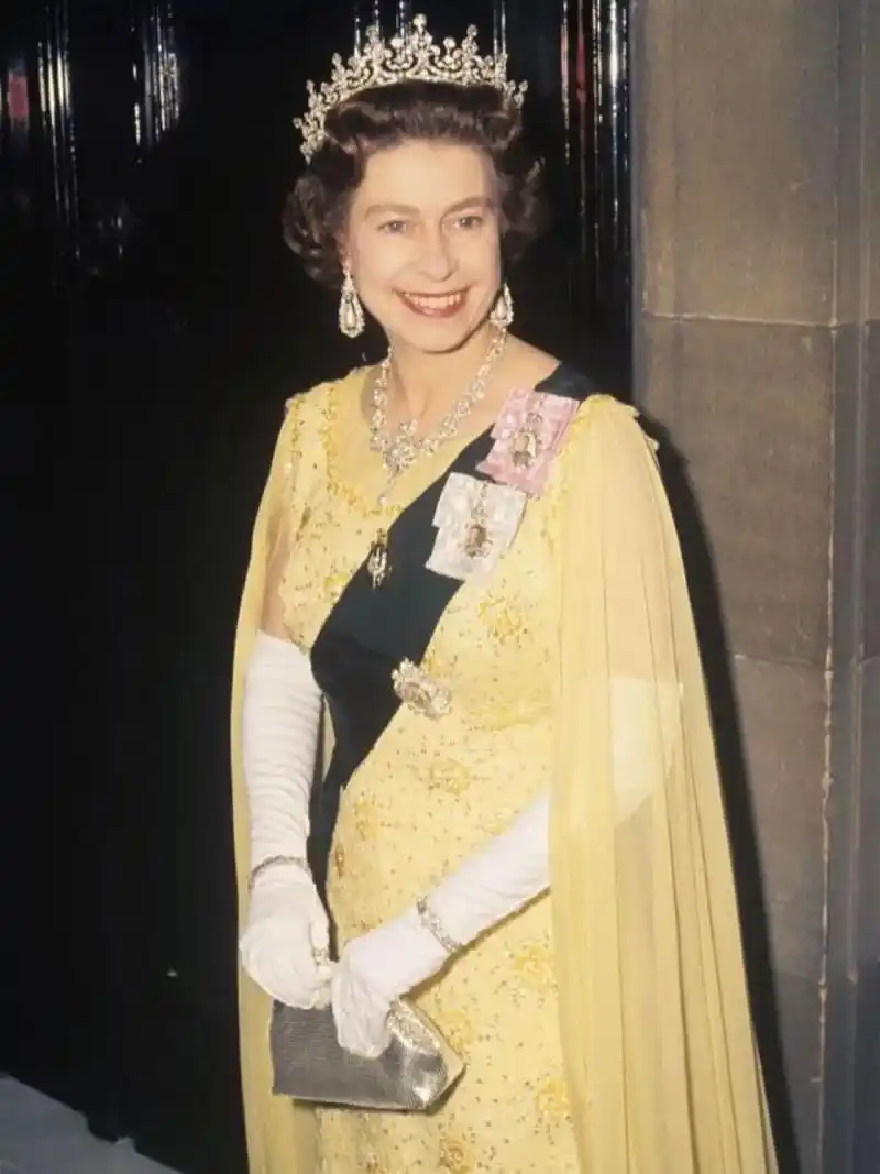 中年的伊丽莎白二世,明艳动人,优雅从容 英国女王伊丽莎白二世身着