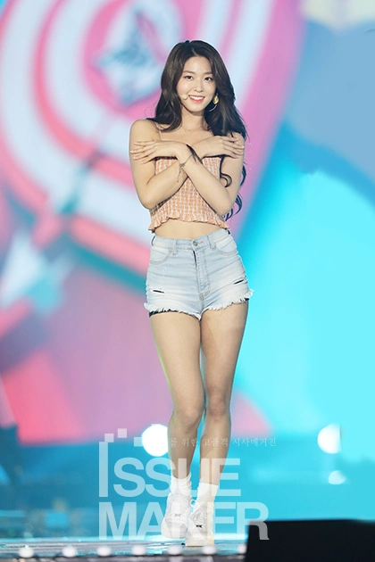 "如汽水般清爽"aoa雪炫令人心动不已的美貌